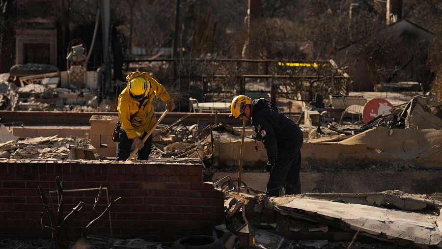 Los equipos de búsqueda y rescate excavan entre los escombros que ha dejado el incendio de Eaton en Altadena