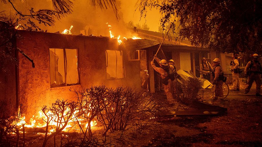 Bomberos trabajan para evitar que las llamas del incendio Paradise se propaguen