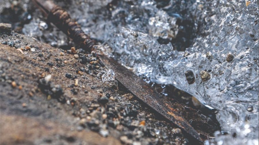 Flecha de hacia el 500 d.C., encontrada en una placa de hielo en la montaña Austre Trollsteinhøe, en Jotunheimen, Noruega, en 2019. La parte delantera ha sido descongelada con agua tibia.