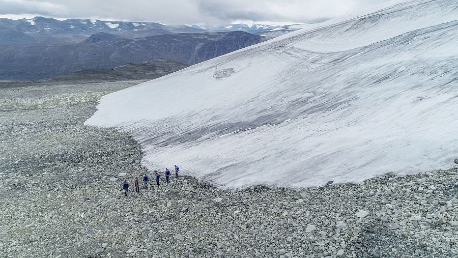 Prospección arqueológica a lo largo del borde curvo de la placa de hielo de Storfonne, Noruega