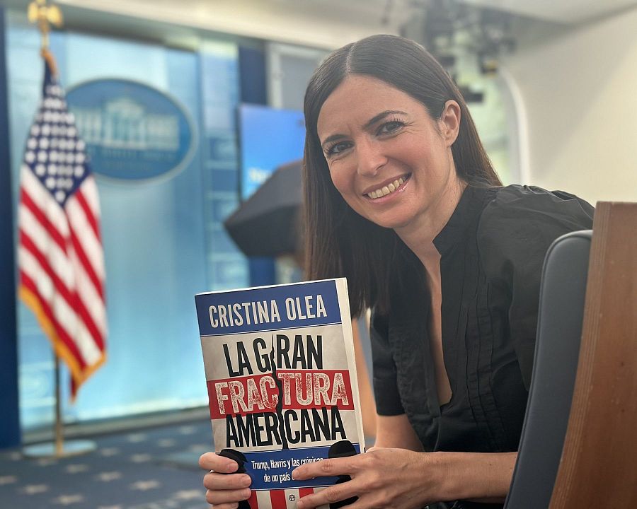 Periodista mostrando su libro 