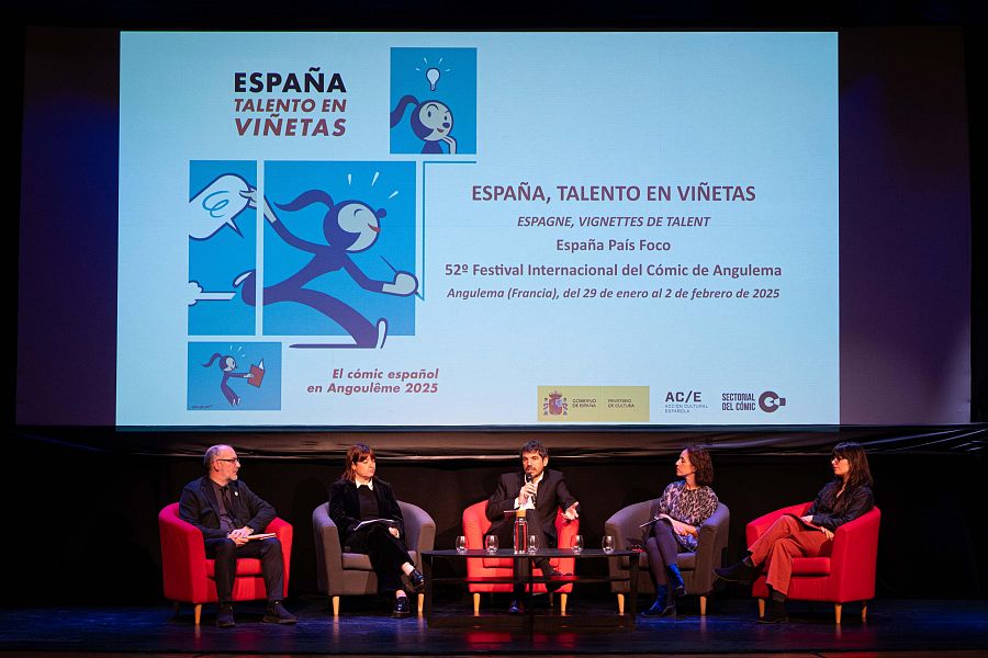 Presentación en Angulema del programa español de cómic, con imágenes en pantalla y cinco personas en el escenario: un presentador y cuatro asistentes.