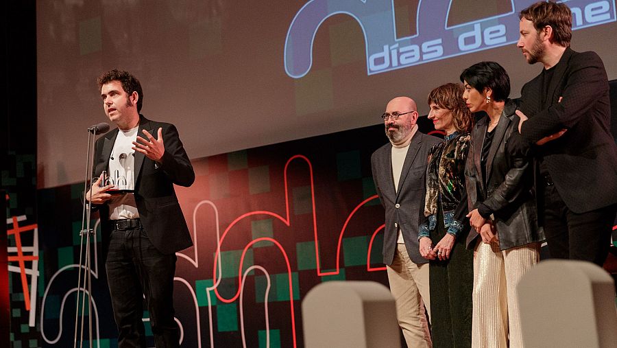 Javier Macipe recoge el premio a su película, 'La estrella azul'