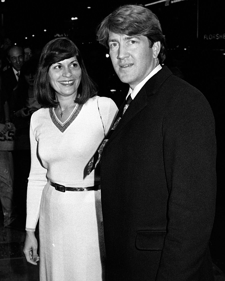 David Lynch y Mary Fisk en la premiere de una película en Nueva York, 1980.  Imagen en blanco y negro; ambos sonríen, ella con jersey y falda, él con traje.