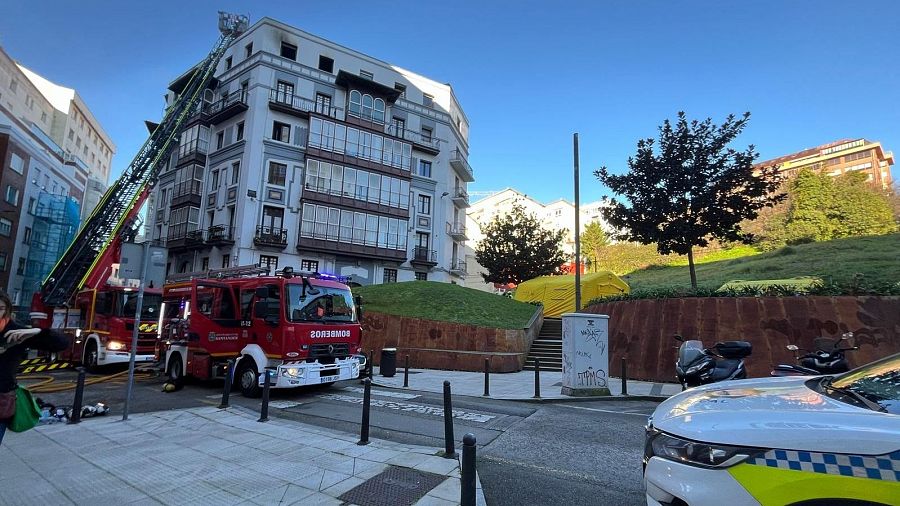 Efectivos de emergencias trabajan en la extinción del incendio en la calle Juan de la Cosa