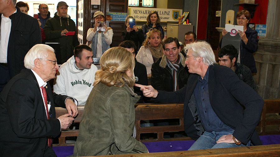 Richard Gere durante una visita a la iglesia de san Antón.