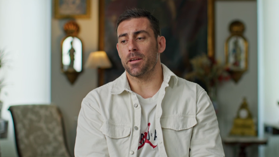 Hombre con camisa blanca y camiseta Air Jordan, expresión seria.  Texto: 