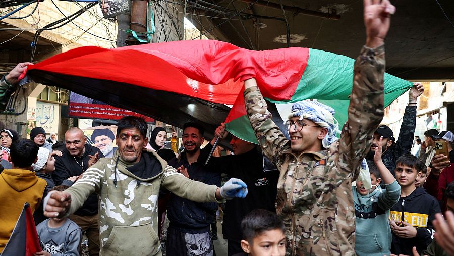 Varios ciudadanos elevan la bandera palestina en un campo de refugiados en Beirut, Líbano