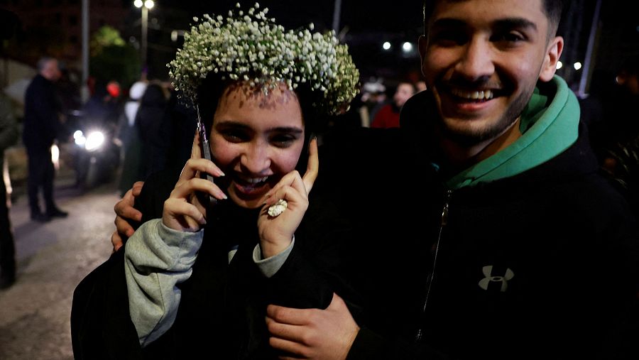 Una prisionera palestina liberada por Israel habla por teléfono tras ser excarcelada