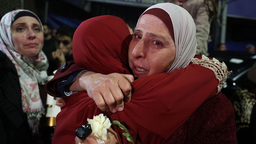 Una mujer palestina llora mientras abraza a un ser querido que liberado de la cárcel