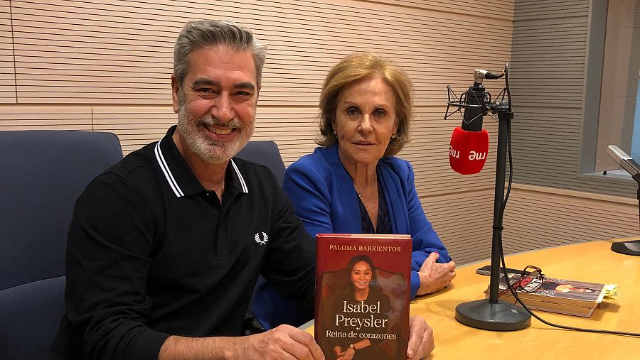 La periodista Paloma Barrientos junto al director de Memoria de Delfín, Arturo Martín, quien muestra el libro de la invitada, titulado 'Isabel Preysler. Reina de Corazones'.