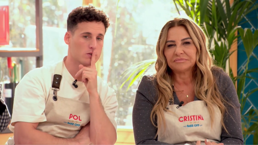 Cata a ciegas en televisión: Cristina Tárrega y Pol Espargaró, con delantales bordados, prueban algo con expresiones serias y concentradas.