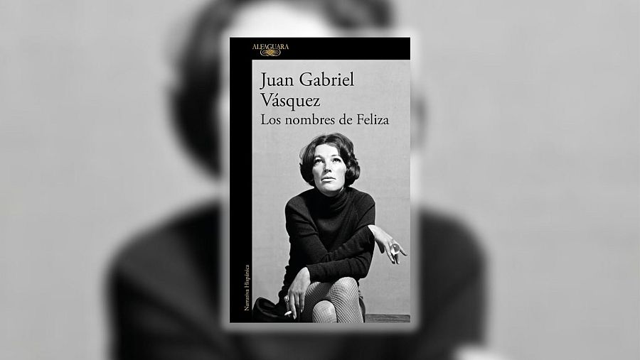 Fotografía en blanco y negro de una mujer fumando, con jersey oscuro y medias de rejilla, en la portada de un libro.