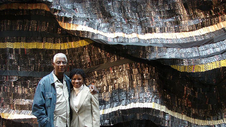 Oyiza Adaba, directora de ‘Dela: The Making of El Anatsui’, con El Anatsui (Washington D.C., 2008)