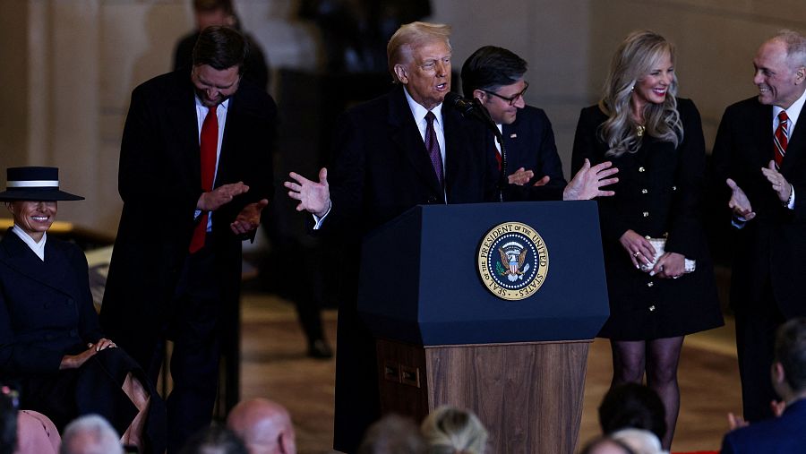 Discurso presidencial en el Salón de la Emancipación. Trump habla desde un atril, rodeado de asistentes que aplauden y observan.