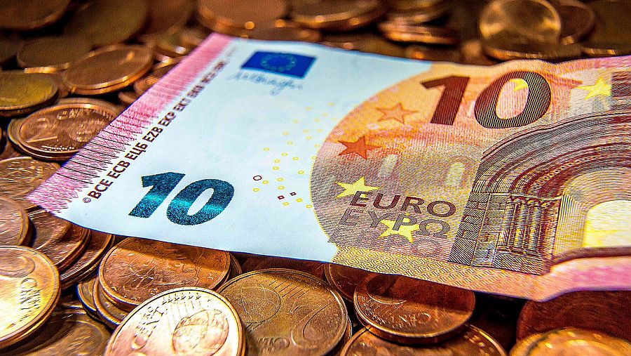 Un billete de 10 euros y varias monedas de euro