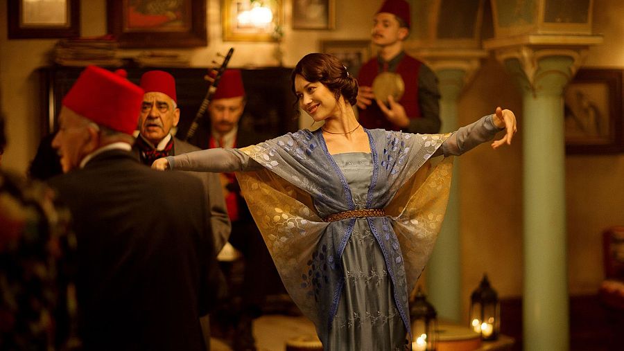 Olga Kurylenko, que interpreta a Ayshe, baila en 'El maestro del agua'