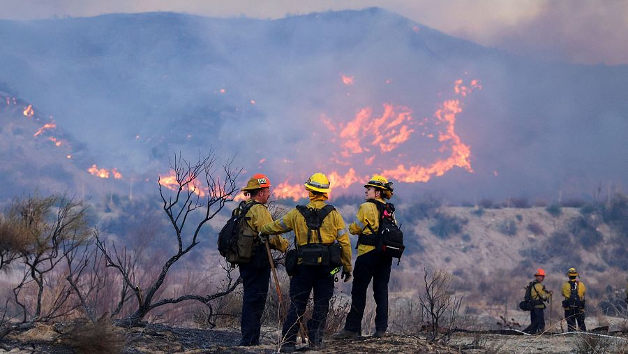 Los bomberos trabajan mientras el incendio Hughes arde en Castaic Lake, California