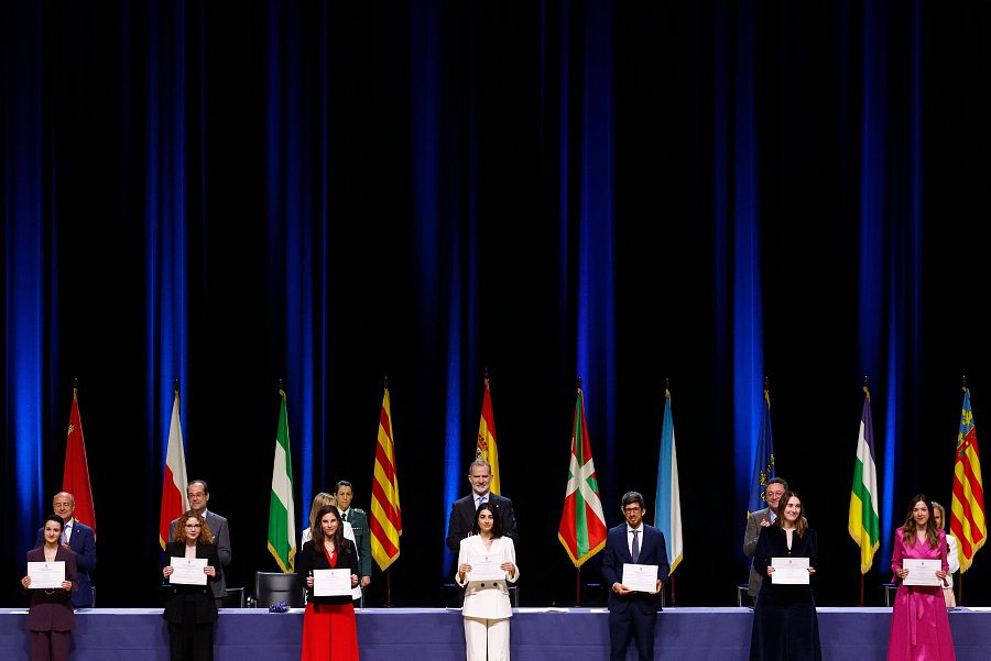 Entrega de despachos a la 73ª promoción de la Carrera Judicial en Cataluña, presidida por el Rey Felipe VI. Nuevos jueces reciben sus nombramientos en un escenario con banderas.