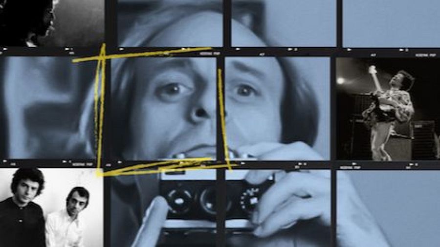 Hoja de contacto con fotos en blanco y negro y azul, destacando una imagen grande de un hombre con cámara, rodeado de otras fotos que parecen ser su trabajo.