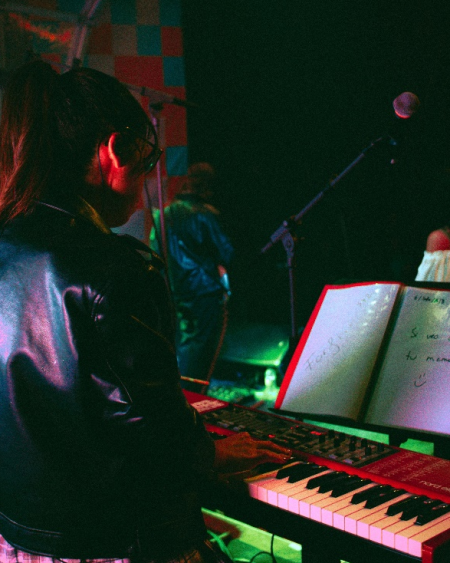 Andrea Lozano en el estudio con su teclado componiendo