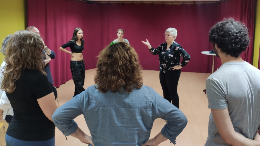 Marta Notivoli dando clase de canto en el Teatro de las Esquinas