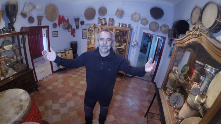 Eugenio Arnao en su Museo de Instrumentos folclórica