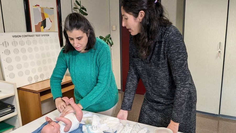 Eli, una usuaria de ONCE, en el taller de maternidad que imparte Aída Urraca.