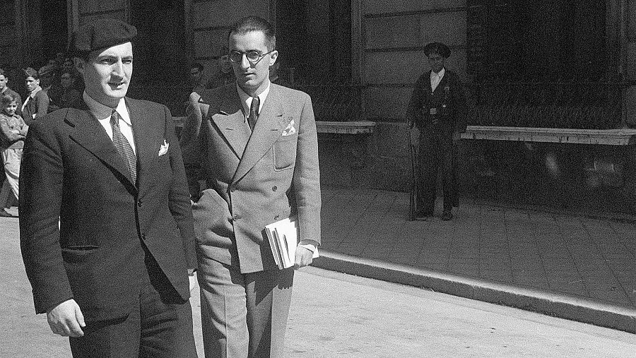 A la izquierda, el exlehendakari José Antonio de Aguirre frente al Congreso de los Diputados