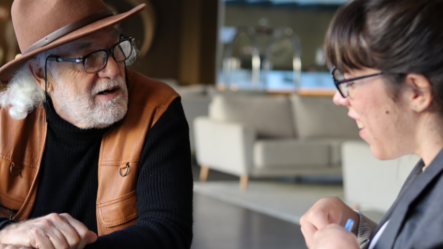 Eugenio Monesma entrevistado por un equipo de RTVE Aragón