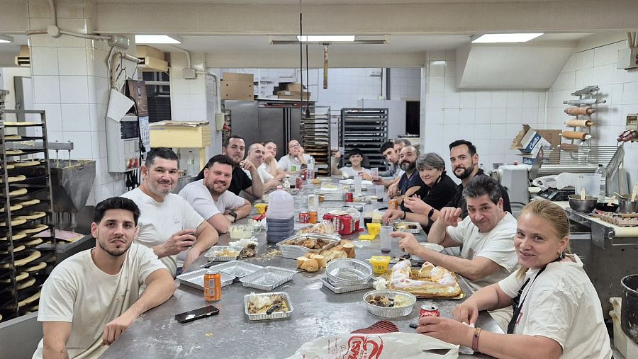 Los trabajadores de Horno Ismael junto a familiares y amigos en el almuerzo después de una larga jornada de roscones el Día de Reyes