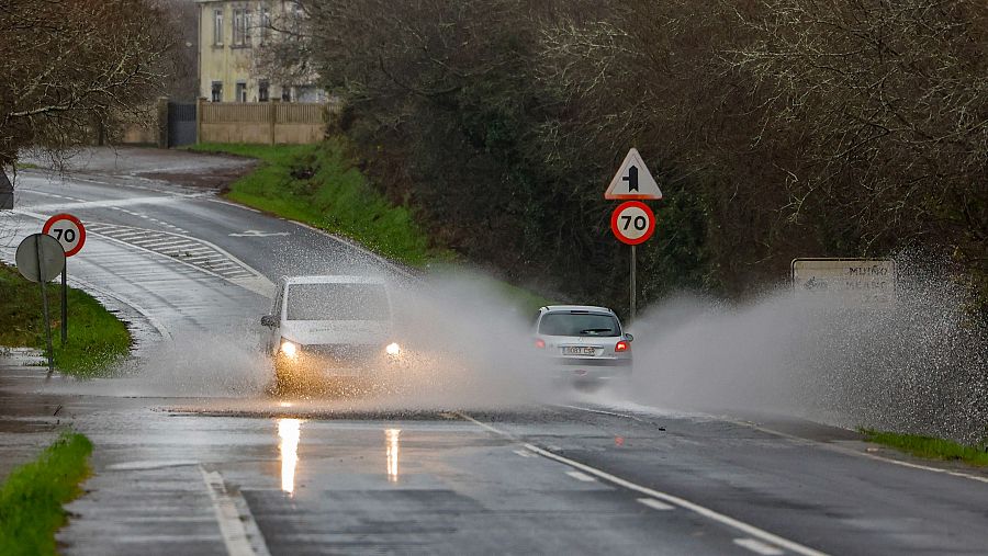 Carretera con balsas de agua en Negreira, A Coruña