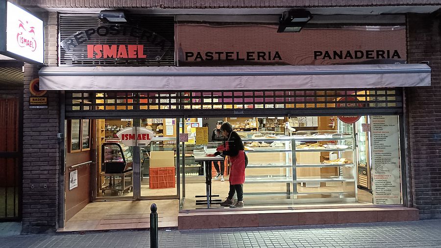 Mariví Usón y su nuera Lidia preparando el mostrador de Horno Ismael antes de sus primeros clientes