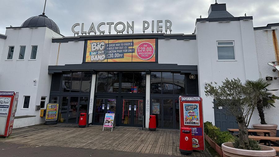 Vista de la entrada del Clacton Pier, muelle artificial de la localidad costera lleno de atracciones.