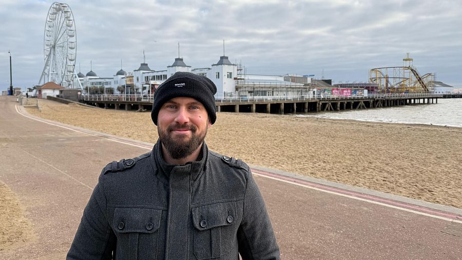 Matthew, arrepentido de haber votado a favor del Brexit, delante del Pier de Clacton-on-Sea