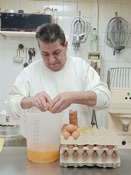 Carlos Usón, cascando 92 huevos para hacer una masa brioche en Horno Ismael