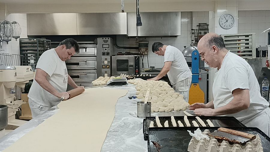 Carlos Usón junto a Tuto Martínez y Augusto Israel Aladrén, amasando en el obrador de Horno Ismael