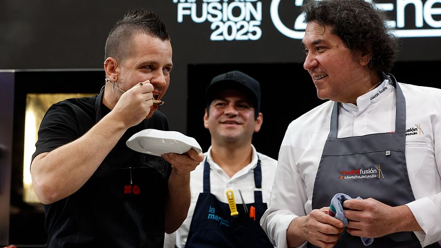 El chef Daviz Muñoz y el chef peruano Gastón Acurio (derecha), este lunes en Madrid Fusión