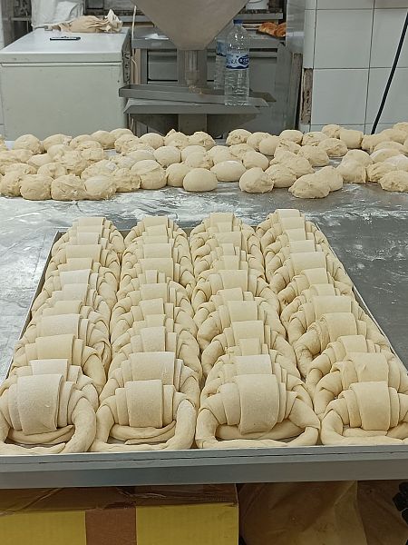 Croissants apunto de hornearse en Horno Ismael en Zaragoza