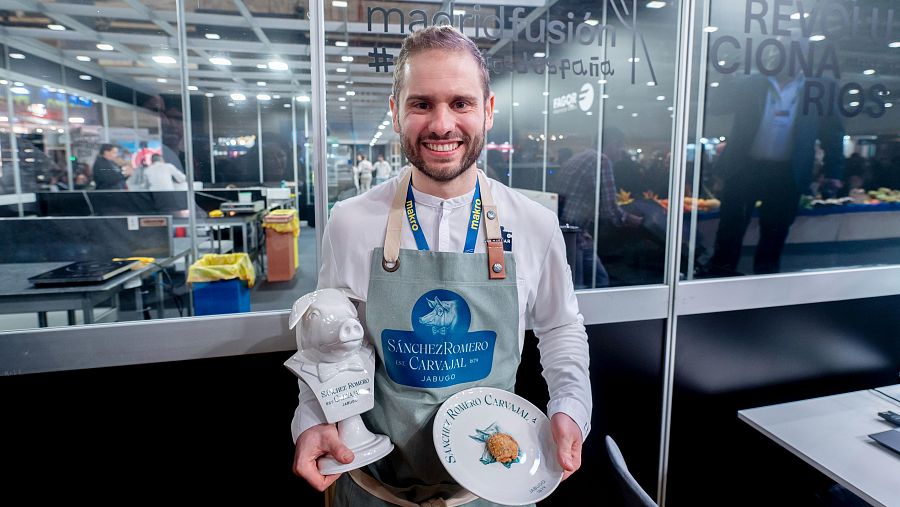 El chef Axel Smith, del restaurante Simpar, tras ganar el concurso a la mejor croqueta de jamón