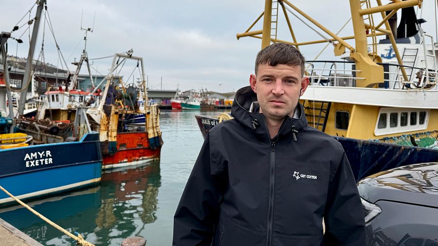 Tom, pescador, frente al muelle de Brixham.