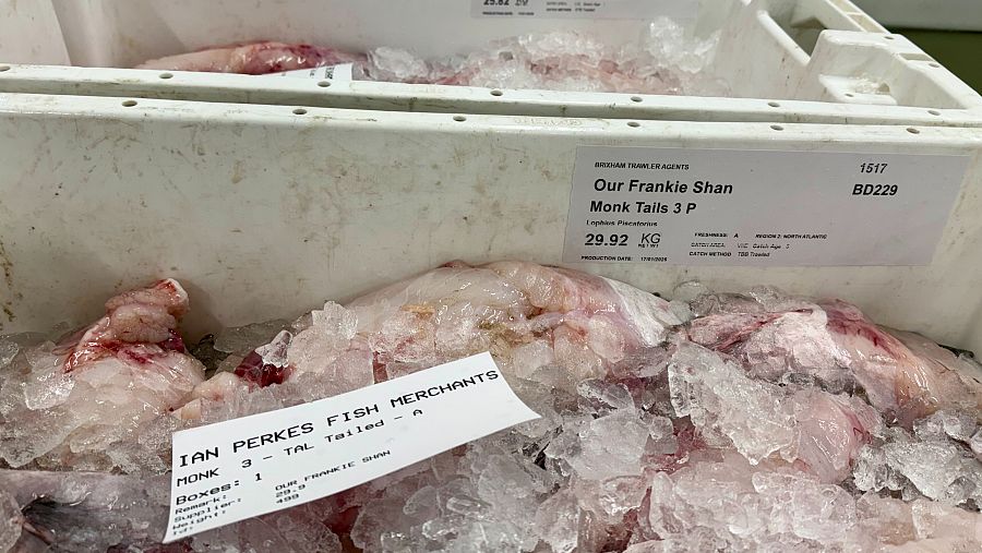 Colas de rape listas para la venta en el mercado de pescado de Brixham