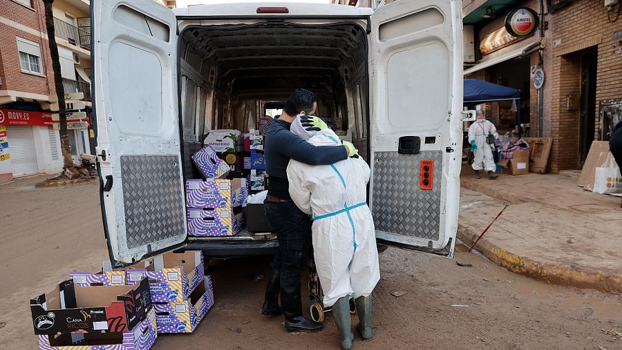 Un voluntario de WCK entrega comida en Paiporta el 17 de noviembre de 2024