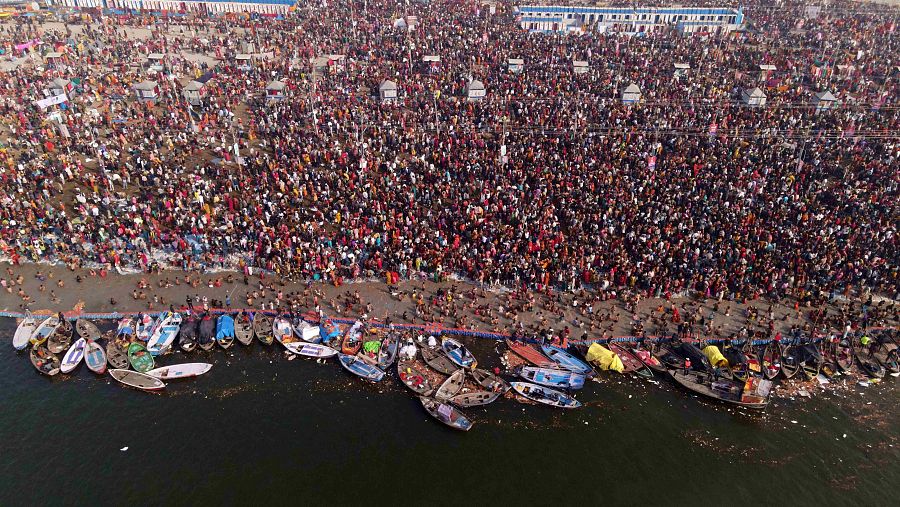 Peregrinos esperan para tomar el baño en los ríos sagrados en Sangam, India