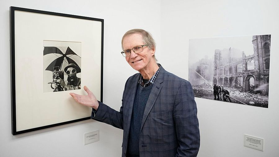 Anthony Penrose, hijo de Lee Miller, señala una foto de su madre