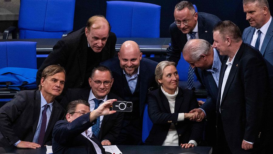 Miembros de la AfD —todos hombres salvo Weidel—, incluido el colíder, Tino Chrupalla, celebran la aprobación del proyecto de ley conra la inmigración en el Bundestag