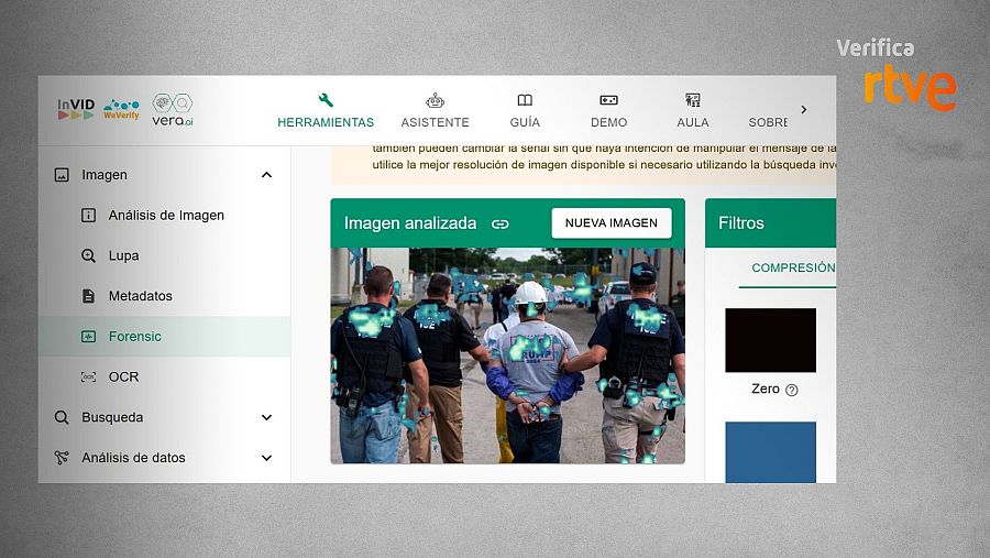 Análisis InVID de una foto de tres policías escoltando a una persona con casco blanco y camiseta con la palabra 