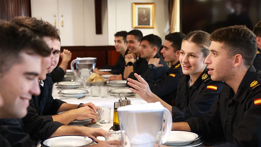 La princesa Leonor junto a sus compañeros, en un almuerzo