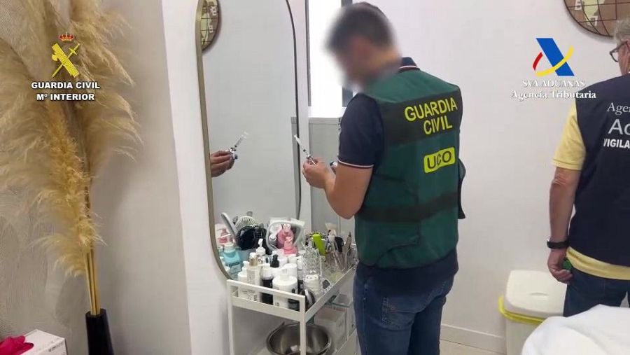 Un agente de la Guardia Civil inspeccionando el material incautado