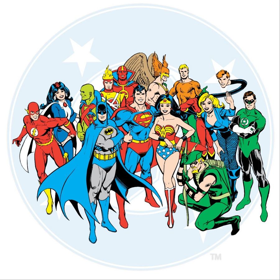 Grupo de superhéroes de DC Comics con trajes coloridos en poses diversas sobre fondo circular con estrellas y logo DC.  Algunos personajes visibles son Flash, Superman, Batman y Wonder Woman.